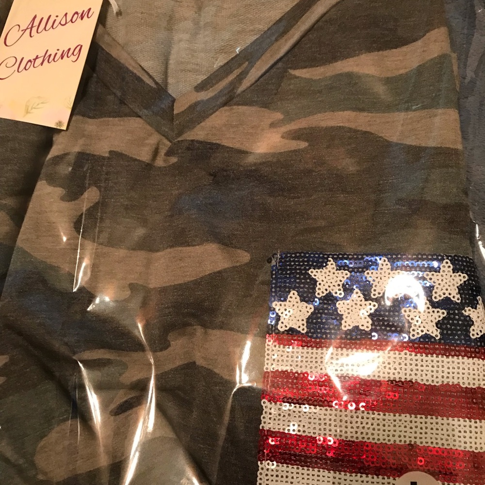 Camouflage short sleeve V-neck t-shirt with patriotic sequence flag on pocket. - Picture 4 of 5